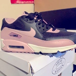 Nike size 5.5 big kids fit 7 woman